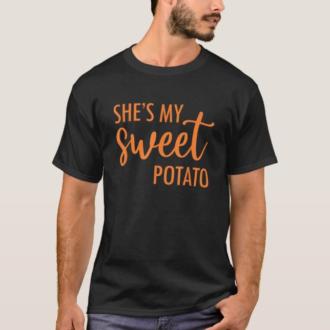 Hon är min sötpotatis i Yam Valentine Thanksgivi T Shirt (Framsida)