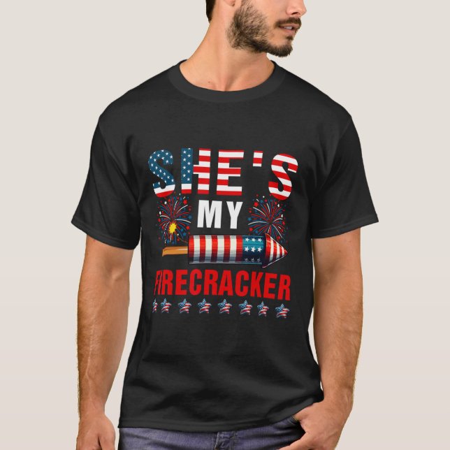 Hon är min sparkler 4:e juli Fireworks Älskare T Shirt (Framsida)