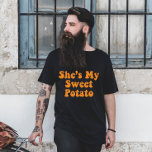 Hon är min Thanksgiving för potatis. T Shirt<br><div class="desc">Jag Yam Shirt Link: https://www.zazzle.com/z/sfp4ux2b?rf=238271464211929975 Fall Halloween Hon är My Sweet Potato Thanksgiving par</div>