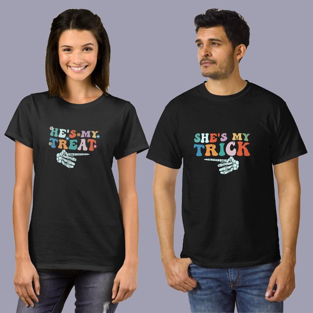 Hon är min trick" Couple Halloween Funny Costume T Shirt (https://www.zazzle.com/hes_my_treat_couple_halloween_funny_costume_t_shirt-256838708225486733)