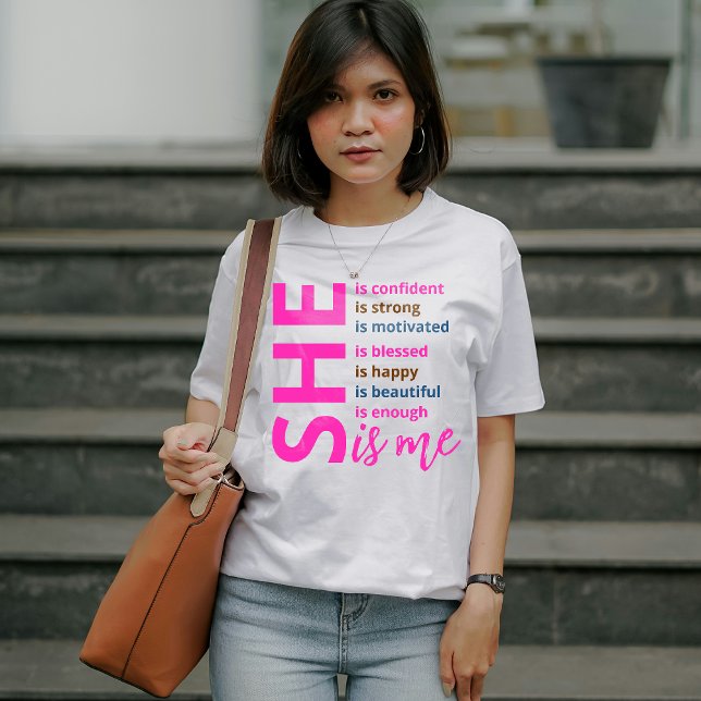 Hon är min uppmuntran t shirt (she is confident.)