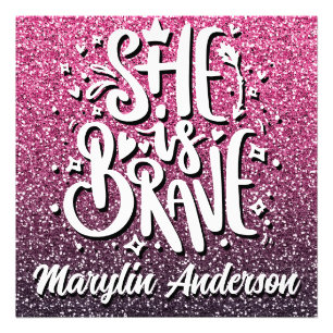 HON ÄR MODIG ANPASSNINGSBAR GLITTER TYPOGRAFI FOTOTRYCK