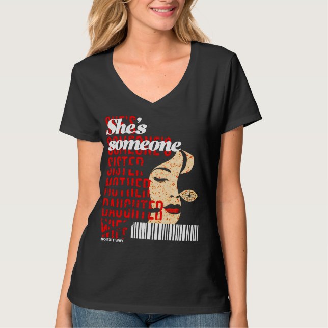 "Hon är någon – syster, mamma, dotter ... T Shirt (Framsida)