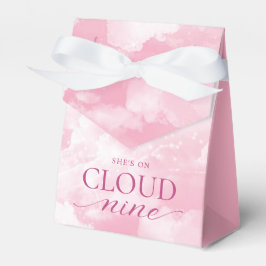 Hon är på Cloud Niine Rosa Möhippa Presentaskar
