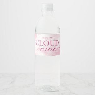 Hon är på Cloud Niine Rosa Möhippa Vattenflaskor Etikett