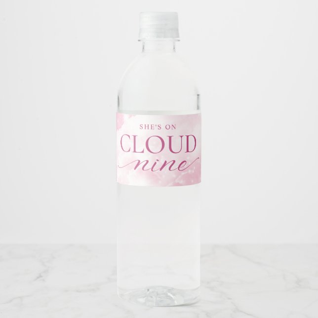 Hon är på Cloud Niine Rosa Möhippa Vattenflaskor Etikett (Framsida)