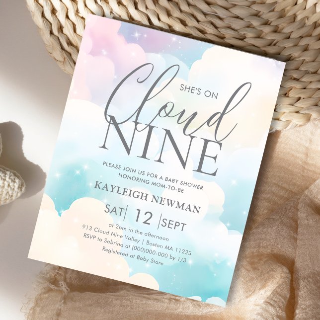 Hon är på Cloud Nine Baby Shower budgetinbjudan (Skapare uppladdad)