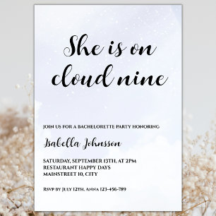 Hon är på Cloud Nine Bachelorette Party Inbjudningar