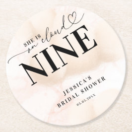 Hon är på Cloud Nine Heart Script Bröllopsdusch Underlägg Papper Rund