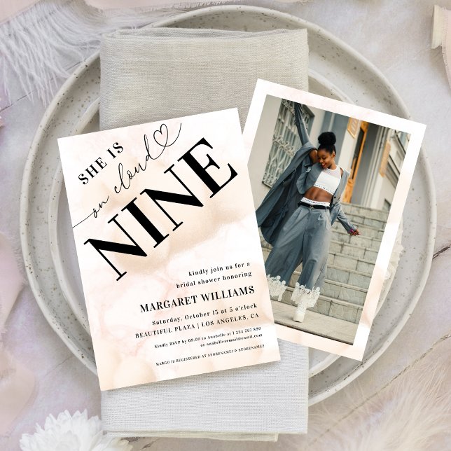 Hon är på Cloud Nine Heart Script-Möhippa Inbjudningar (Skapare uppladdad)