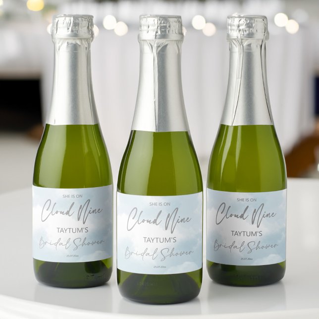 Hon är på molnet bröllopsfest (She is on cloud nine bridal shower sparkling wine label)