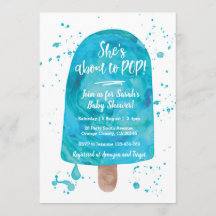 Hon är på väg till POP Blue Baby Shower-inbjudan