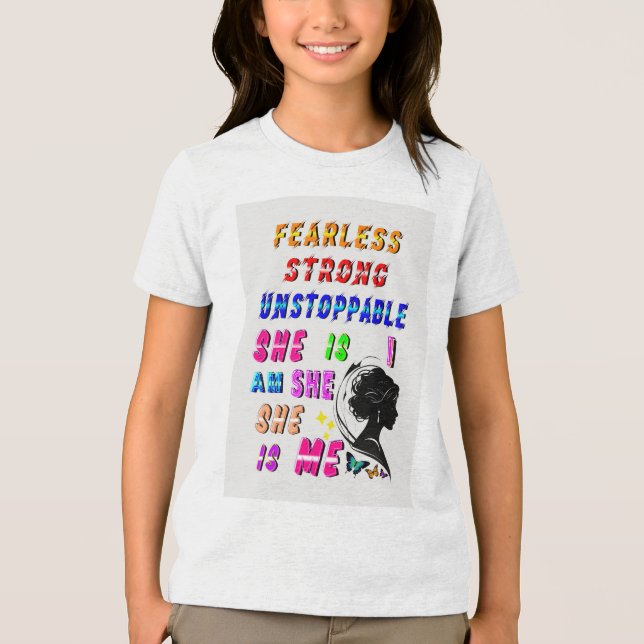 Hon är rädd för stark och ostoppbar. t shirt (Framsida)