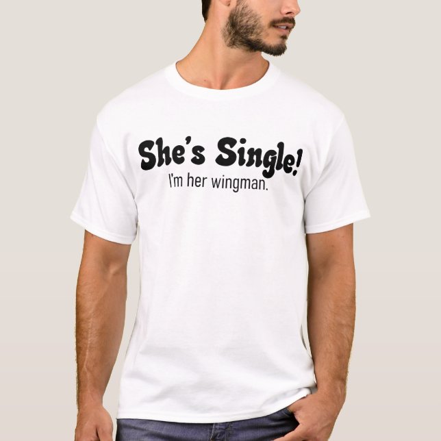 Hon är singel! t shirt (Framsida)