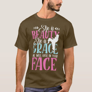 Hon är skönhet. Hon kommer att sparka in din T Shirt