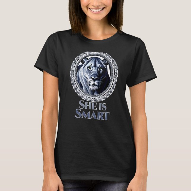 Hon är smart Lioness Strong Graphic Design for Wom T Shirt (Framsida)