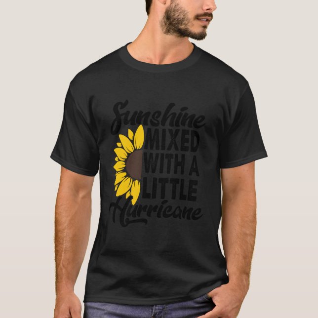 Hon är solsken blandad med lite orkan t shirt (Framsida)