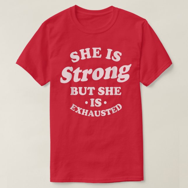 Hon är stark, men hon är utsvulten. t shirt (Design framsida)