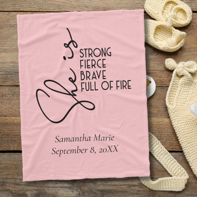 Hon är Stark Modig Vild Eldig Personlig  Fleecefilt (She is Strong Pink Baby Girl Baby Blanket)