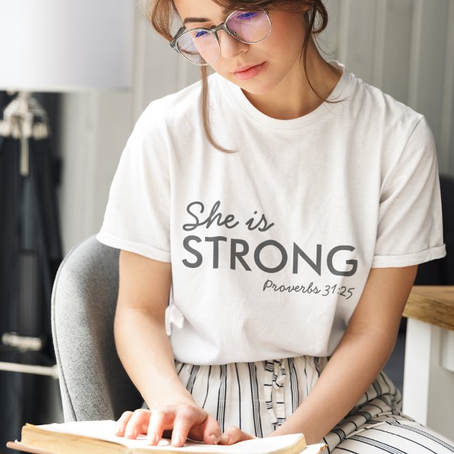 Hon är stark | Proverbs 31:25 Christian Faith T Shirt (Skapare uppladdad)