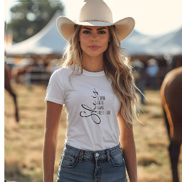 Hon är stark skript Typography Gift T-Shirt