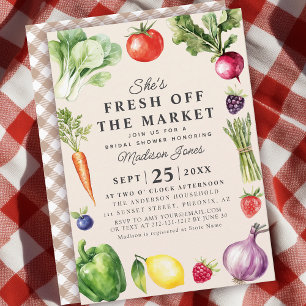 Hon är utanför Möhippan på marknaden för jordbruka Inbjudningar