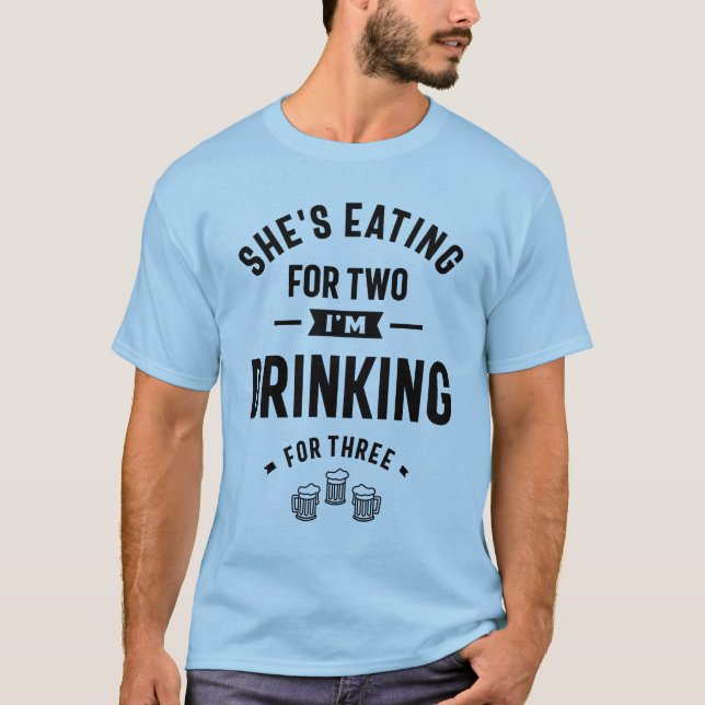 Hon äter för två jag dricker för tre t shirt (Framsida)
