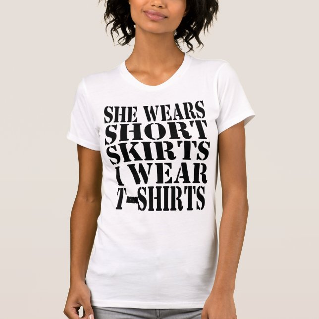 Hon bär kort-kjolar i bära till skjortor t shirt (Framsida)