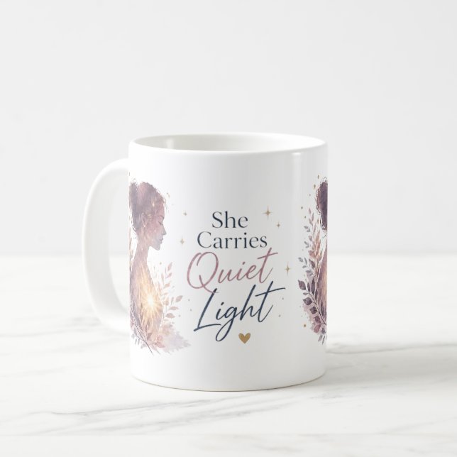 Hon Bär Tyst Ljus Kaffemugg (Framsida vänster)