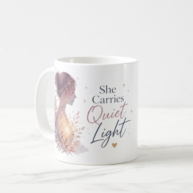 Hon Bär Tyst Ljus Kaffemugg (Framsida vänster)