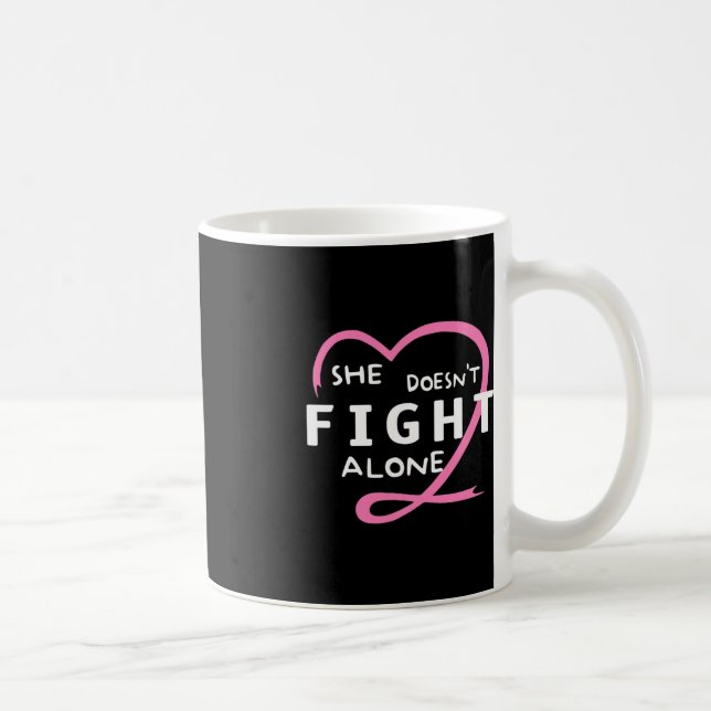 Hon bekämpar inte Ensam Breast Cancer Awareness Su Kaffemugg (Höger)