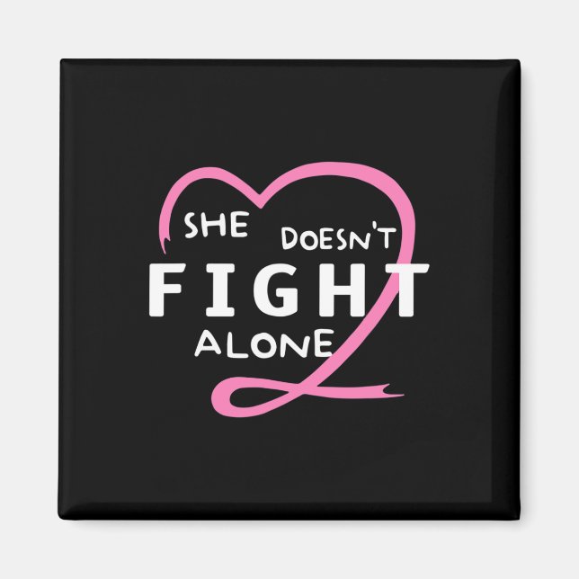 Hon bekämpar inte Ensam Breast Cancer Awareness Su Magnet (Framsidan)