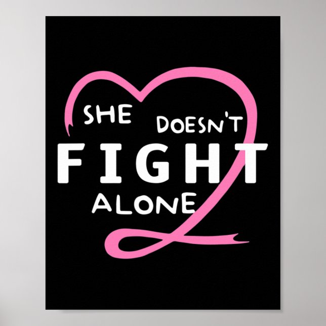 Hon bekämpar inte Ensam Breast Cancer Awareness Su Poster (Framsidan)