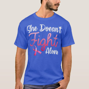 Hon bekämpar inte Ensamen bröstcancermedvetenhet S T Shirt