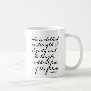 hon bekläs i styrka- och kaffemugg