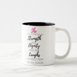 Hon bekläs - Proverbs31:25 Två-Tonad Mugg