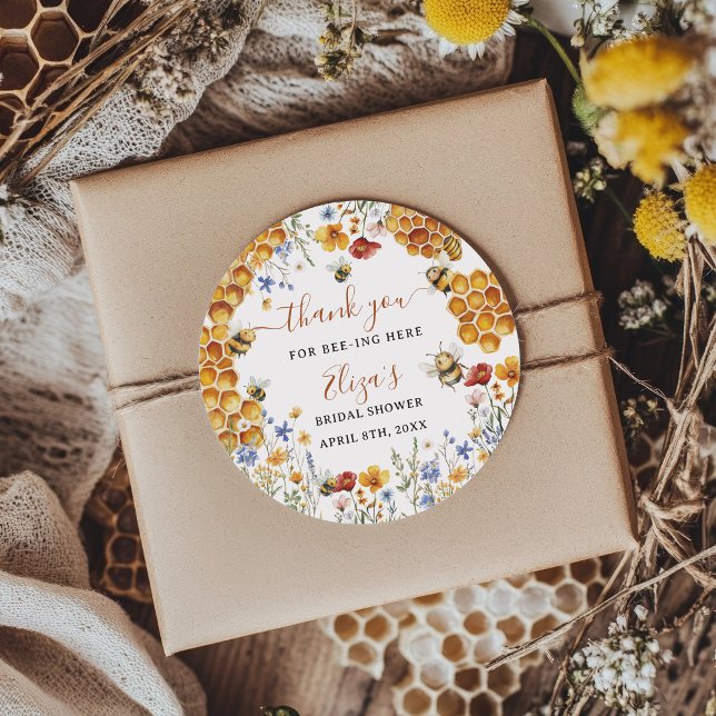 Hon Bröllopsduschtack Runt Klistermärke (She Found Her Honey Bee Thank You Bridal Shower Classic Round Sticker)