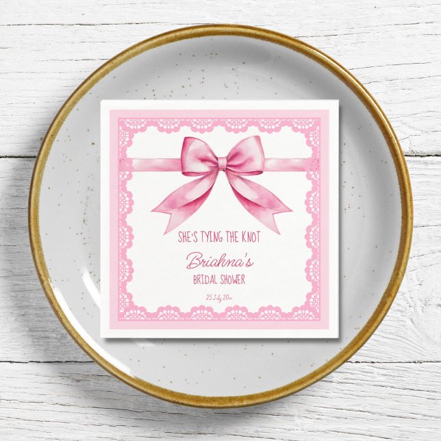 Hon bryter nacken bröllopsdusch tryckt pappersservett (She's tying the knot pink bow retro lace bridal shower printed napkins template personalized decor)
