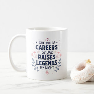 Hon bygger karriärer Inspirerande mamma typografi Kaffemugg