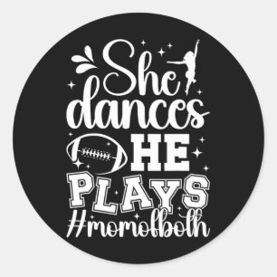 Hon dansar han spelar Mamma i både Dance och Footb Runt Klistermärke