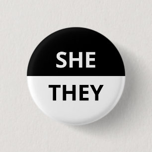 Hon/de Pronoun Black & White Badge Knapp