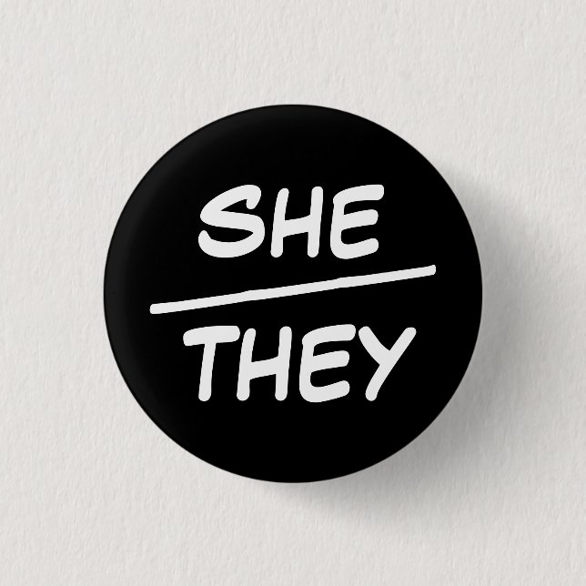 Hon/de Pronouns Black & White Badge Knapp (Framsida)