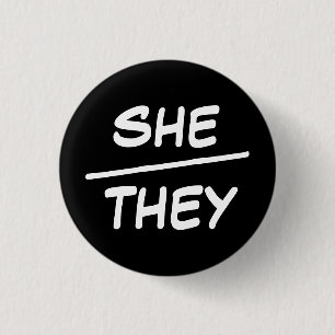 Hon/de Pronouns Black & White Badge Knapp
