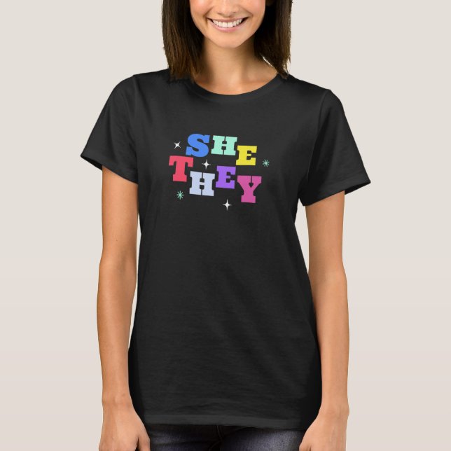 Hon de Pronouns T Shirt (Framsida)