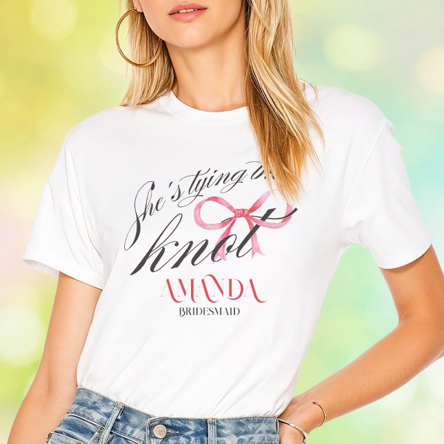 Hon Dragar Det Bröllop Scharm Brudtärna T Shirt (She's Tying the Knot Pink Bow Coquette Elegant Typography Bachelorette Bridal Shower Squad T-Shirt)