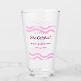 Hon fångar den rosa spiral vattenfärg linjer bröll glaskopp