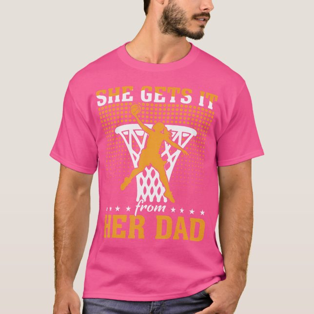 Hon får det från hennes Pappa Basketball Girl Bask T Shirt (Framsida)