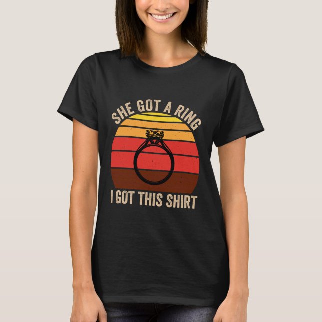 Hon Fick En Ring Jag Fick Den Här Tröjan Förlovnin T Shirt (Framsida)