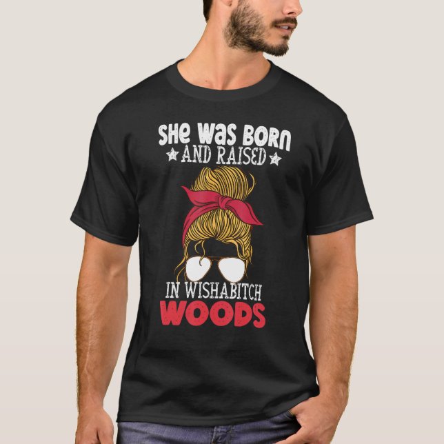 Hon föddes och växte upp i Wishabitch Skogen Campe T Shirt (Framsida)