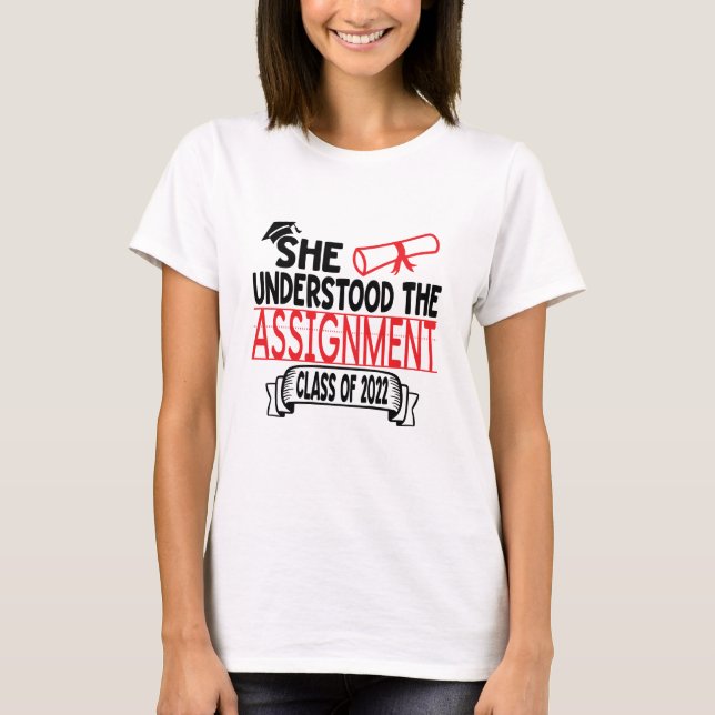 Hon förstod uppdraget Studenten T Shirt (Framsida)